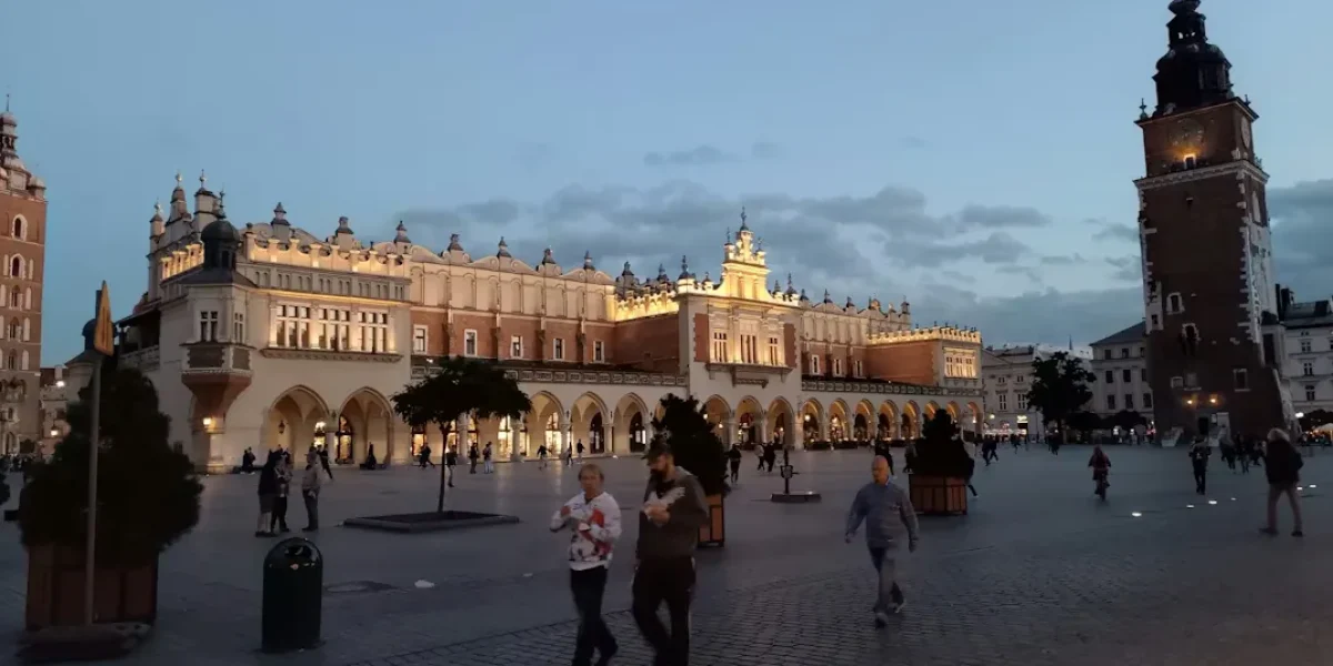 place-du-marche-nuit-incontournable-cracovie
